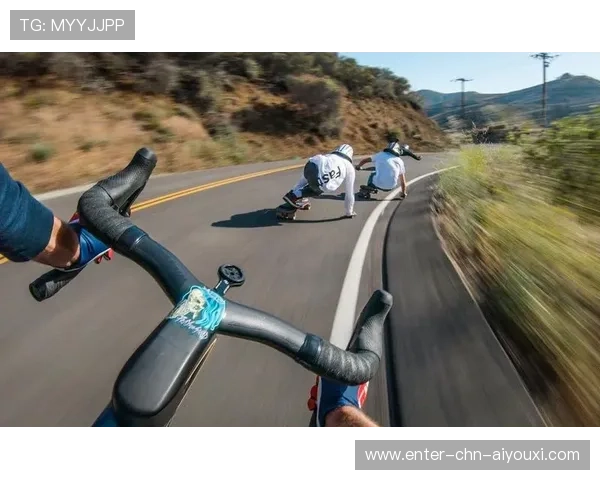 自行车选手秀漂移甩尾冲线