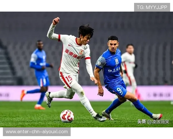 大连英博王禹边路突破连续威胁，展现足球新风貌