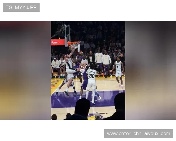 湖人詹姆斯空中接力，炫酷暴扣统治赛场